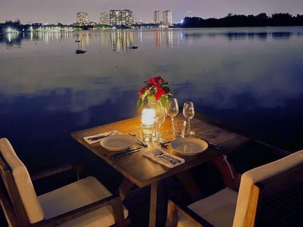 Địa điểm hẹn hò riêng tư tại Sài Gòn - The Deck Saigon