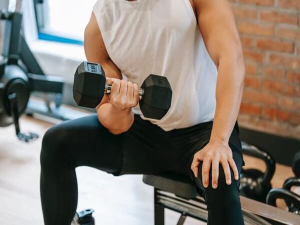 Cách nâng tạ đơn đúng cách
