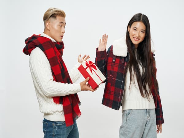 Yêu nhau kiêng tặng gì, những món quà tạo cảm giác không thoải má