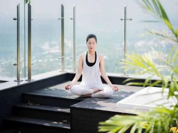 Giữ lưng thẳng và thư giãn khi thiền định