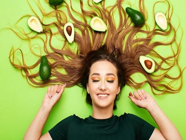 Cách phục hồi tóc khô xơ và chẻ ngọn với bơ